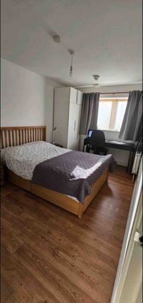 Flat to rent in Aces Court, North Drive