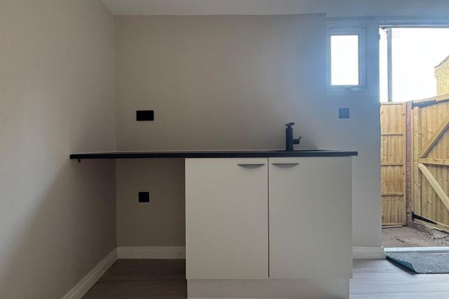 112, Montagu Road, London photo 4