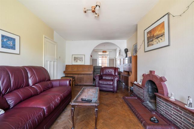 16, Roundways, Ruislip photo 4