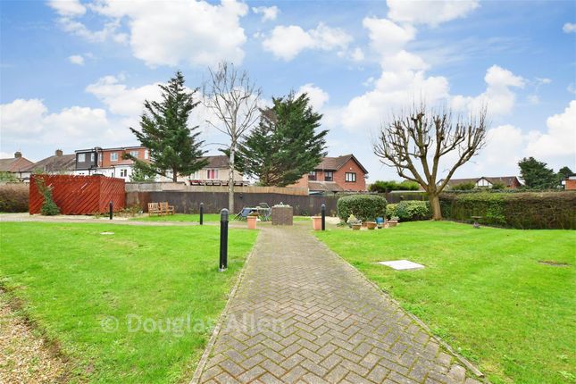 28, Cunningham Close, Romford photo 2