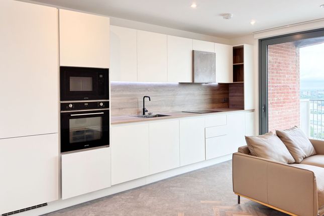 Apt 1806, Skyline Apartments, London photo 2