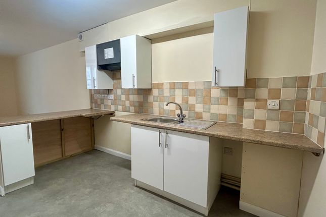 Flat D, Huddys Court, 17, Fore Street, LISKEARD photo 4