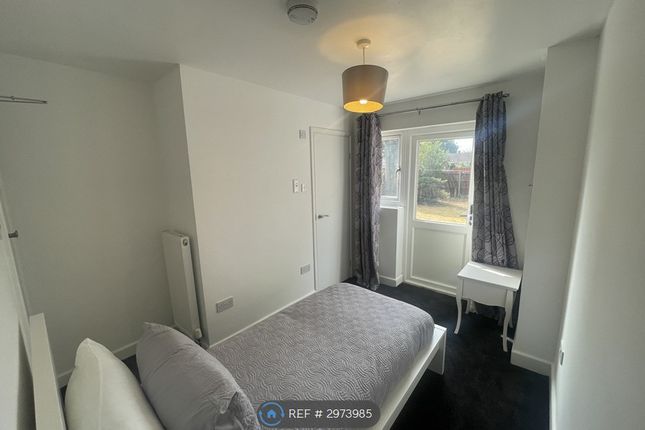 Broadwater Crescent, Stevenage photo 3