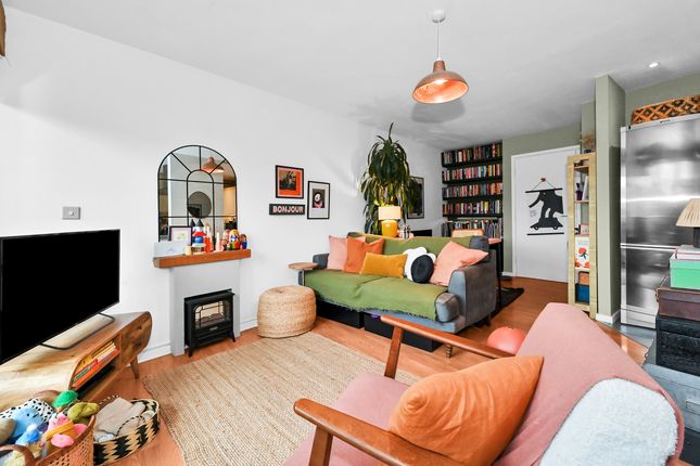 Flat 5, London photo 2