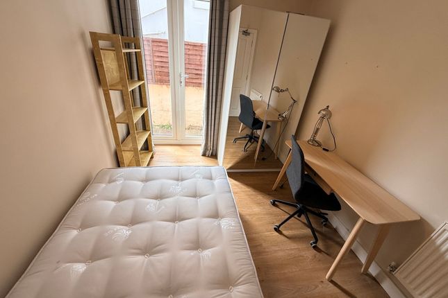Room 3, 46 Courtenay Street, Cheltenham photo 3