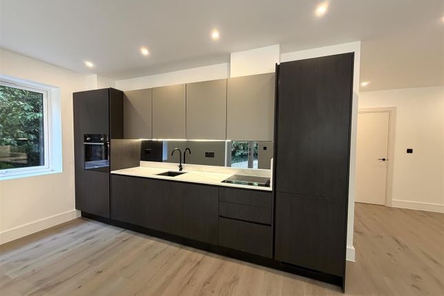 5 Crown Gate, Church Road, Esher photo 2