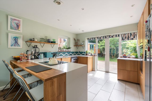 5, Watford Close, Guildford photo 4