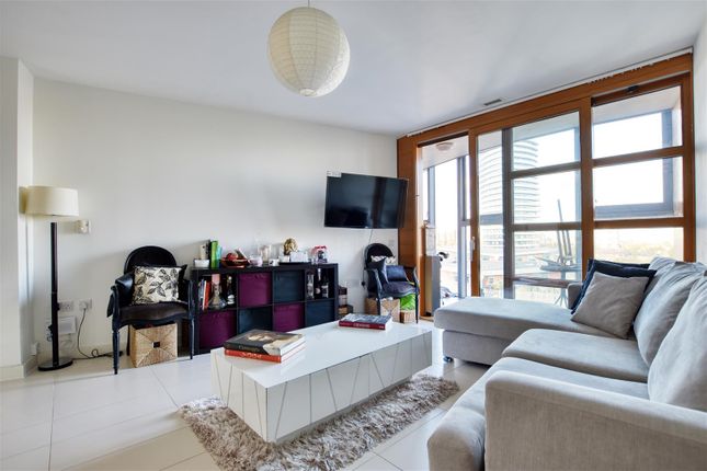 Flat to rent in Falcon Wharf, Lombard Road