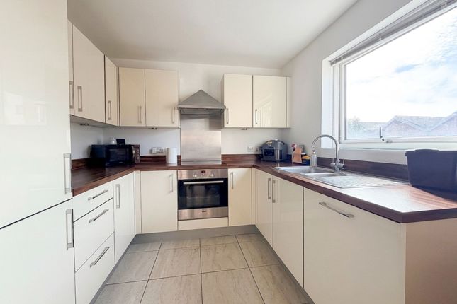 6 Sandown House John Thornycroft Road, Southampton photo 3