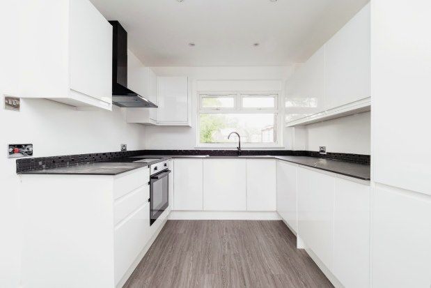 Thumbnail Maisonette to rent in Maybank Road, London
