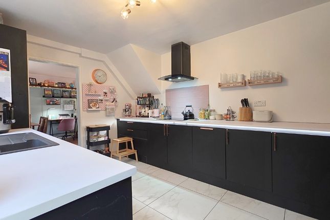 5 Cricket Field Grove, Crowthorne, Berkshire photo 4