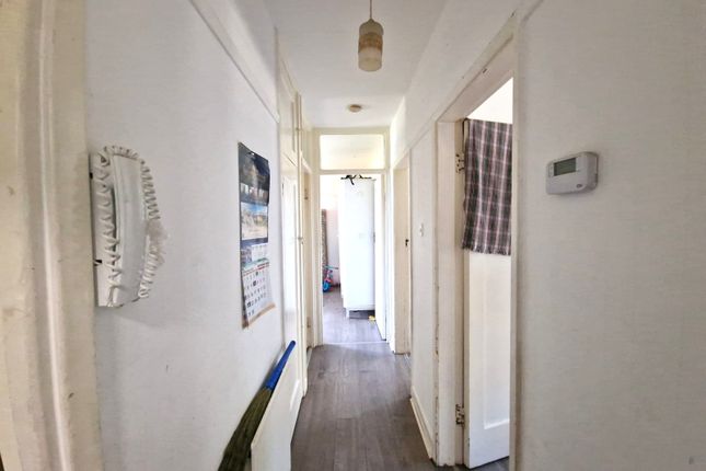 26 Canons Park Close, Edgware photo 2