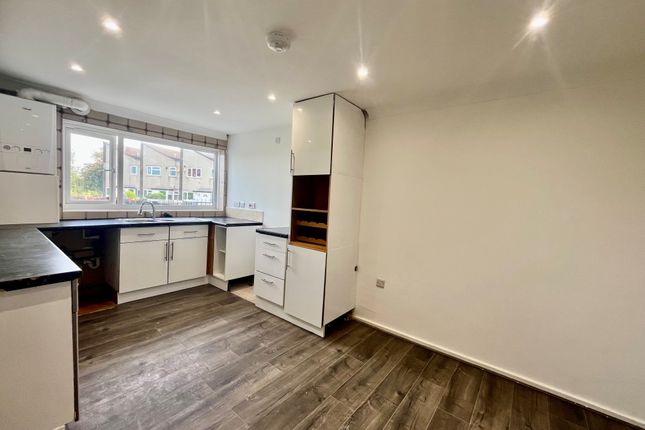 25, LEEDS photo 2
