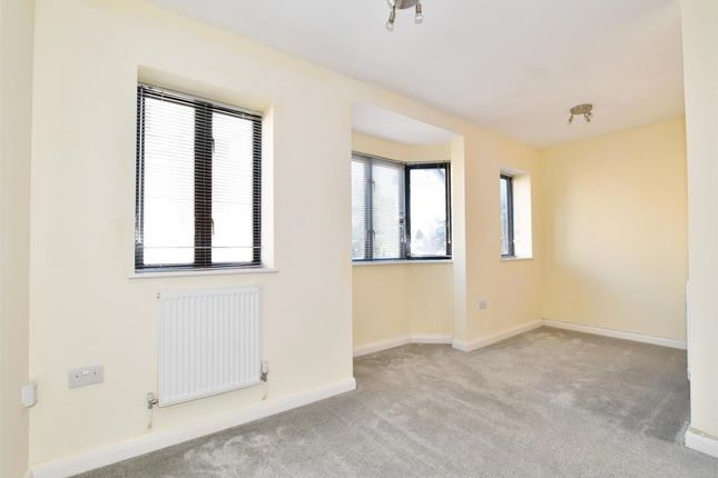 Flat to rent in Cantelupe Road, East Grinstead