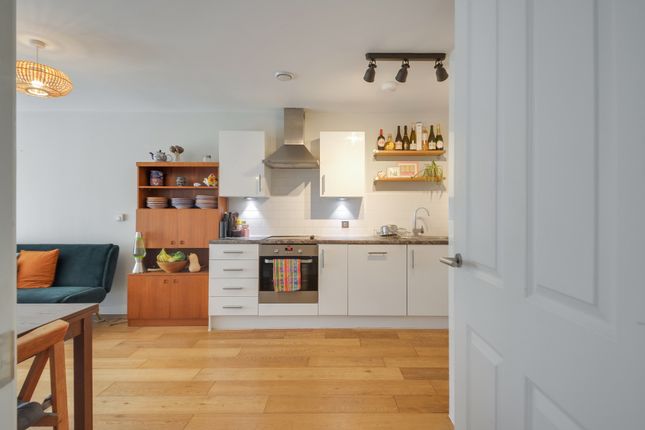 1B Glengall Road, London photo 3
