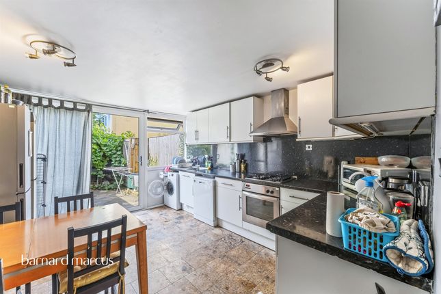 36, Montgomery Close, Mitcham photo 4