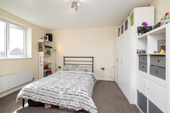 Flat for sale in Claypitts Boulevard, Chase Meadow Square, Warwick
