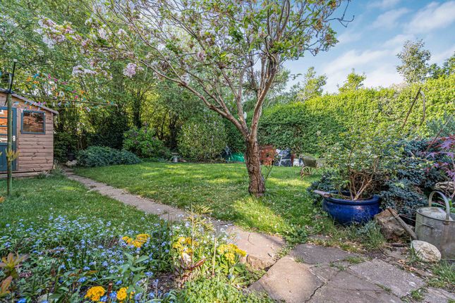 26 Poplar Avenue, Leatherhead photo 2