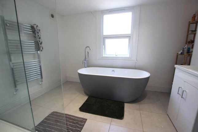 Room 3, 62, Catford Hill, London photo 5