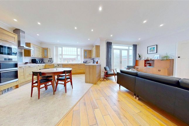 84, Wembley Avenue, West Sussex photo 3