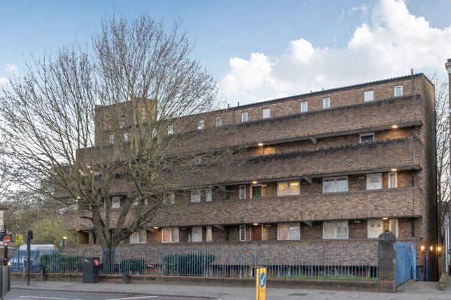 1-bed flat on 15, Romney Close, London, £220,000