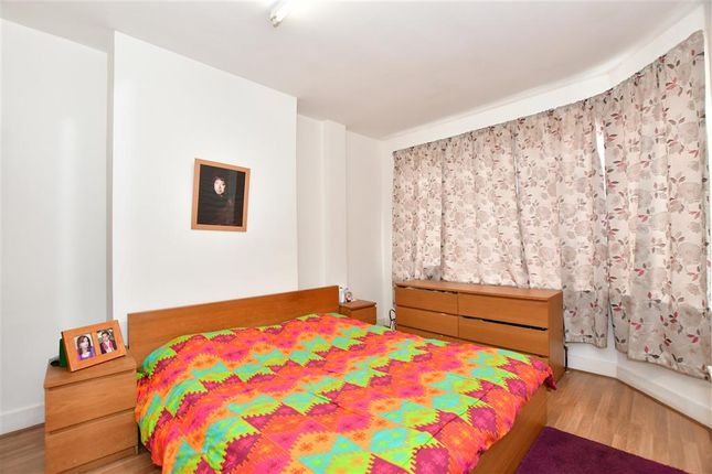 Flat for sale in Cranbrook Road, Ilford, Essex