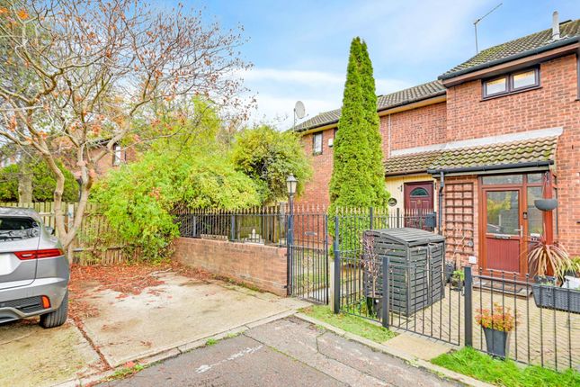 13, Fleetwood Close, London photo 2
