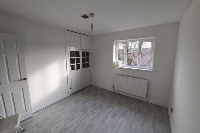 32, Cae Rhos, Caerphilly photo 5