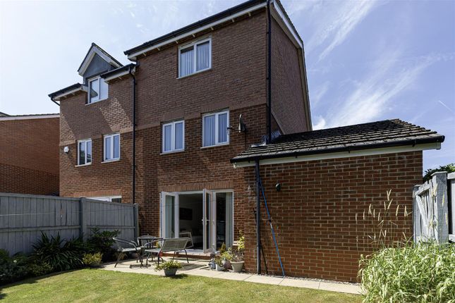 148, Blackthorn Drive, Huddersfield photo 4