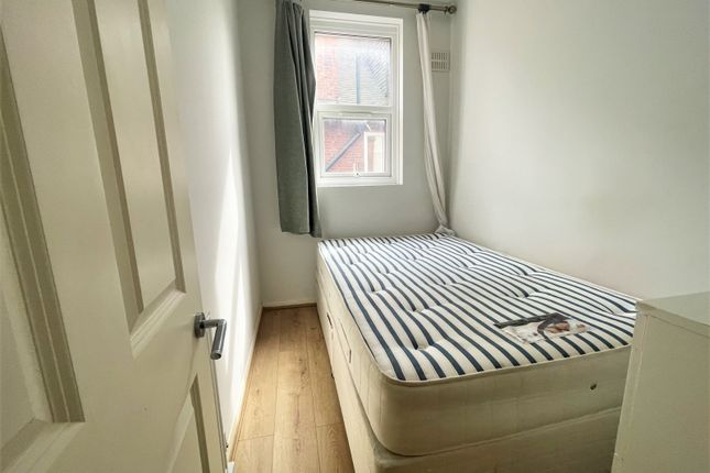 Flat 4, 10 Aldrington Road, London photo 4