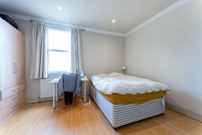 Flat to rent in Alric Avenue, New Malden