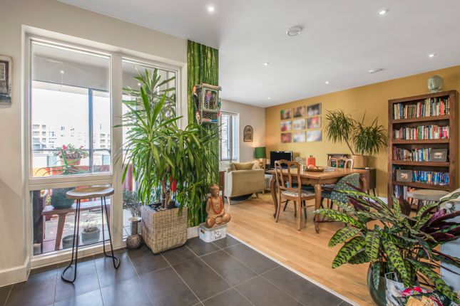 1-bed flat on Flat 9/Des Barres Court, 22 Peartree Way, London, £379,000