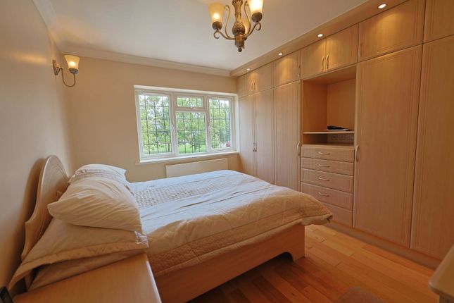 15, Langley Crescent, Edgware photo 3