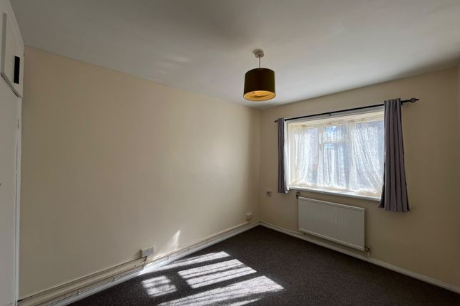 4, Darrell Close, SLOUGH photo 3