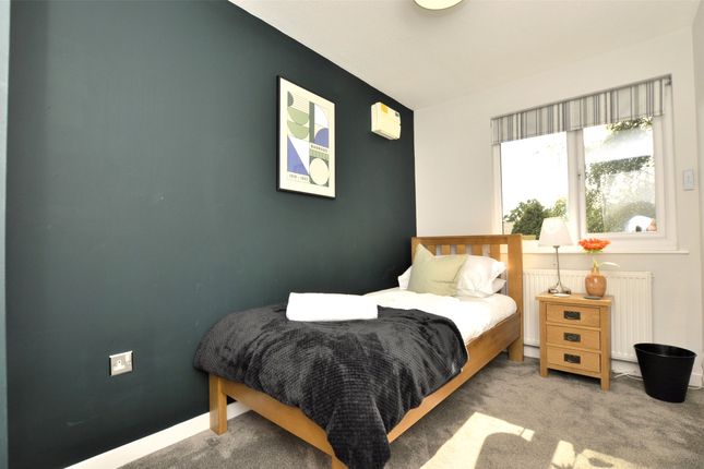 Flat 2, Altdam Farm, 62, Park View Road, Surrey photo 4