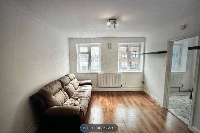 Flat to rent in Chase Side, London