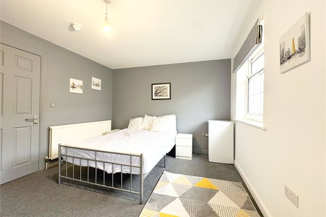 Room 2, 27, Regency Close, Essex photo 3