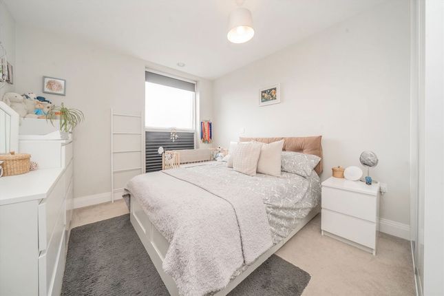 30 Weavers Court, 13A, Montmorency Gardens, London photo 4