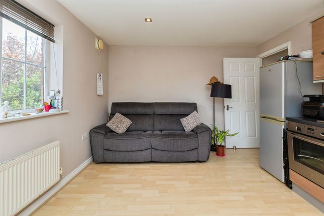 Flat 2, Royal Court, Queensgate, Aylesbury photo 2