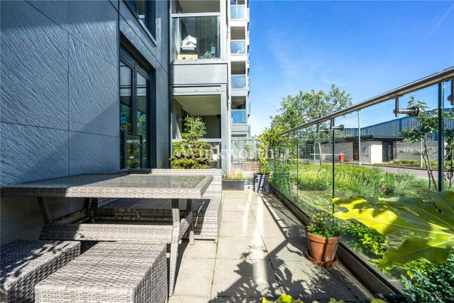 Flat to rent in Lapwing Heights, Waterside Way, London