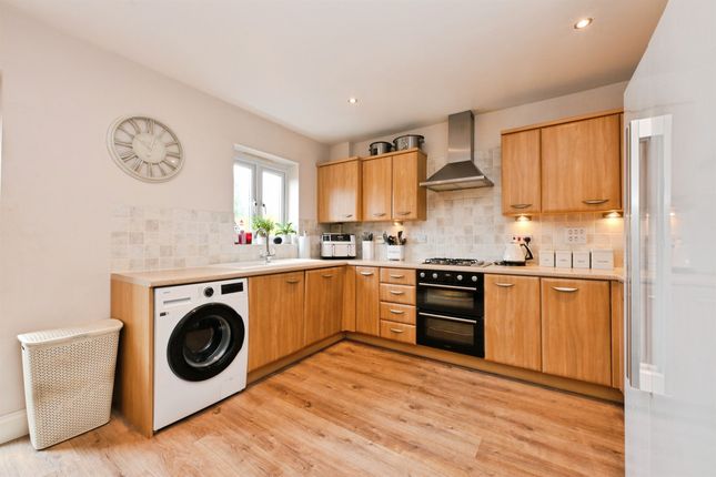 4, Robinia Road, Broxbourne photo 3