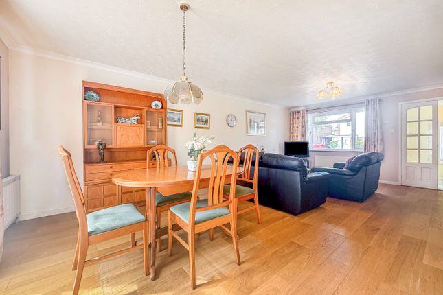 27 Globe Farm Lane, Blackwater, Hampshire photo 4