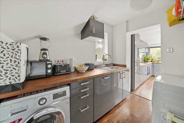 13, Hawkes Road, Mitcham photo 3