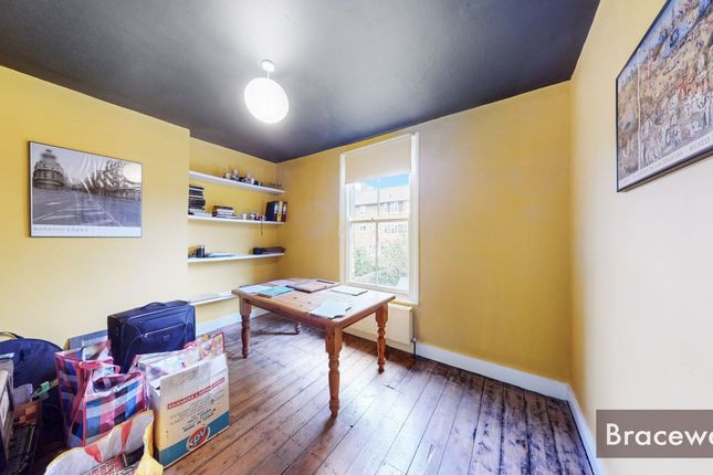 Terraced house for sale in Oak Avenue, London