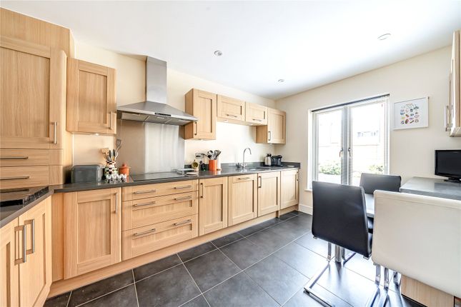 3, White Hart Close, Surrey photo 2