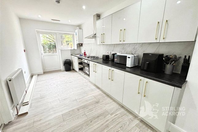 Heathcroft Avenue, Surrey photo 3