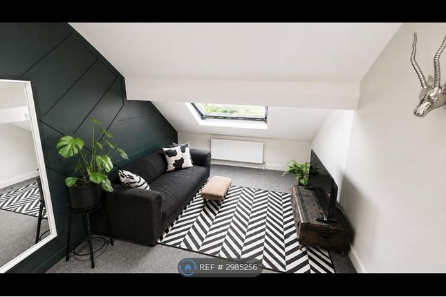 Flat, Woodbine Crescent, Stockport photo 3