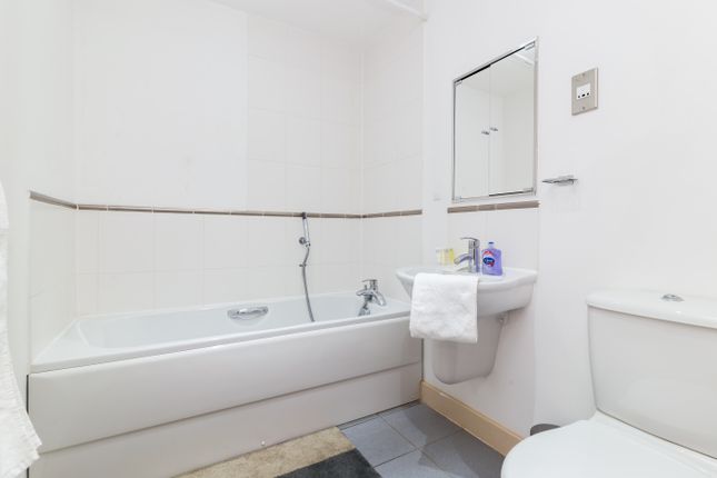 Flat to rent in 18 Western Gateway, Royal Victoria