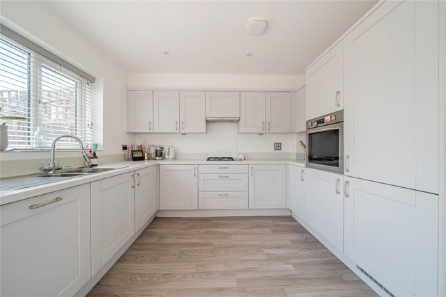 71, Clockbarn Way, Surrey photo 2
