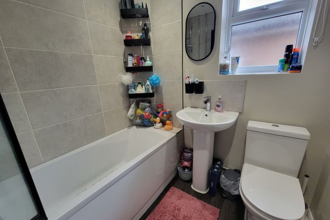 2-bed house on 21, Chequers Rise, Great Blakenham, Ipswich, Suffolk, IP6 , £250,000